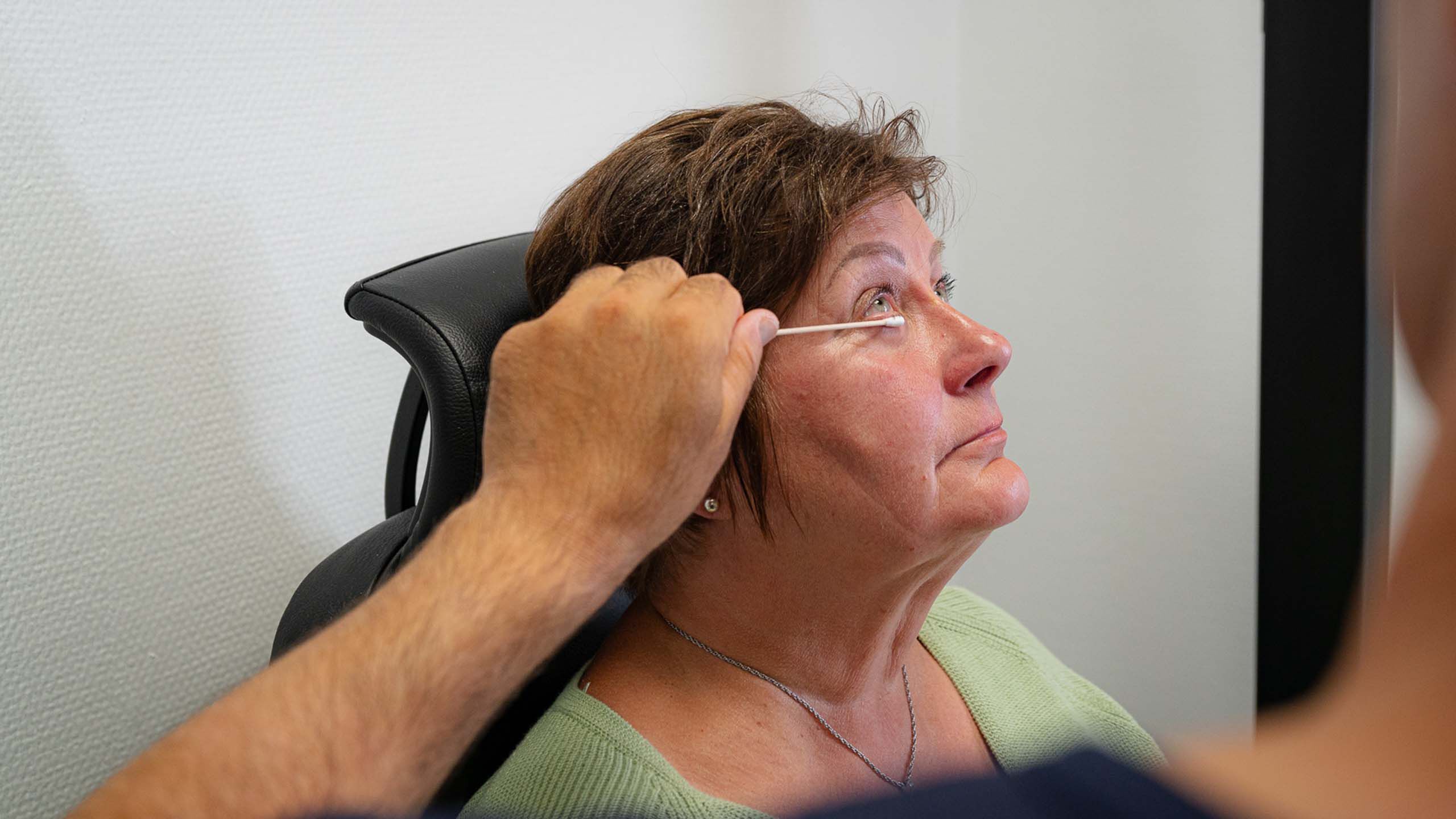 Kuivasilmäisyyttä hoidattava asiakas